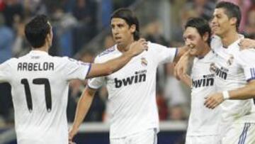 <b>MUY ARROPADO. </b>Sus compañeros le felicitaron tras su exhibición goleadora ante el Racing.