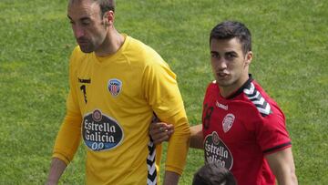 EL delantero del Lugo, Joselu, junto al guardameta del conjunto gallego. 