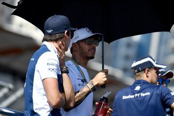 Lance Stroll y Lewis Hamilton charlan antes del comienzo del GP de Azerbaiyán. 