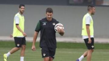Velázquez: "No concibo entrenar a un Betis sin Rubén Castro"
