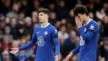 Kai Havertz y Joao Félix, jugadores del Chelsea, se lamentan tras la derrota.