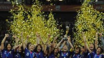 <b>RADIANTES. </b>Las japonesas levantan en el estadio de Frankfurt su primera Copa del Mundo.