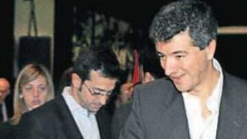 <b>CARIÑOS PARA EL KUN. </b>Miguel Ángel Gil bromeó con Agüero por su magnífica actuación en la Copa.