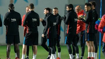 Barcelona's Argentinian forward Lionel Messi, Barcelona's Uruguayan forward Luis Suarez and teammates attend a training session at the FC Barcelona Joan Gamper sports center in Sant Joan Despi, near Barcelona on November 25, 2017. / AFP PHOTO / Josep LAGO