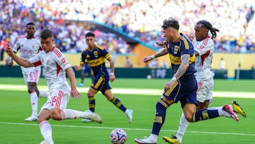 MIAMI (United States), 17/06/2025.- Carlos Palacios of Boca Juniors (C) in action against Samuel Dahl of Benfica (L) and Renato Sanches of Benfica during the FIFA Club World Cup 2025 group stage match between CA Boca Juniors and SL Benfica at Hard Rock Stadium in Miami, Florida, USA, 16 June 2025. (Mundial de Fútbol) EFE/EPA/CRISTOBAL HERRERA-ULASHKEVICH
