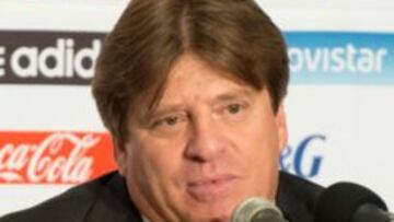 Miguel Herrera mantuvo silencio a su llegada a suelo mexicano.