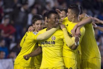 Los jugadores del Villarreal felicitan a Uche tras marcar el segundo gol ante el Córdoba.