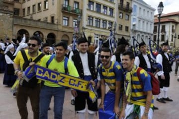 Miles de  seguidores del Cádiz se han desplazado hasta Oviedo para animar a su equipo 