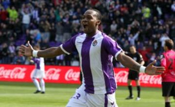 Alegría de Manucho jugador del Valladolid que ha marcado el gol 1-0 