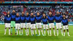 Los jugadores de Italia cantan el himno de su pa&iacute;s antes del partido de cuartos de final ante B&eacute;lgica en M&uacute;nich.