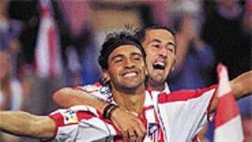 <b>OTROS TIEMPOS</B>. Correa y Nagore celebran un gol con el Atlético.