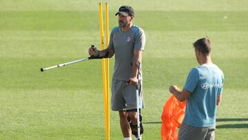 Simeone, en muletas durante un entrenamiento del Atlético.