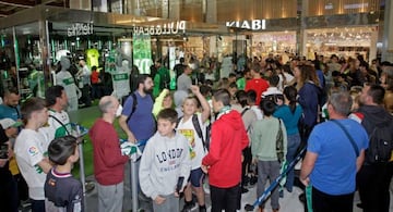 Largas colas en el Centro Comercial L'Aljub para conseguir el autógrafo de los capitanes del Elche.