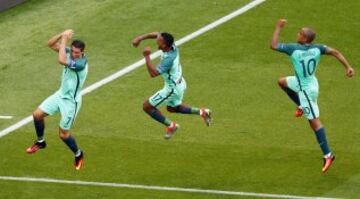 Cristiano, Nani y J. Mario celebran uno de los goles que la selección portuguesa marcó ante Croacia y que le supuso pasar a cuartos de la Eurocopa. Ahora ya están clasificados para las semifinales.