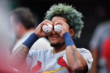 El jugador de los St. Louis Cardinals juega con dos pelotas haciendo bromas  con sus compañeros
