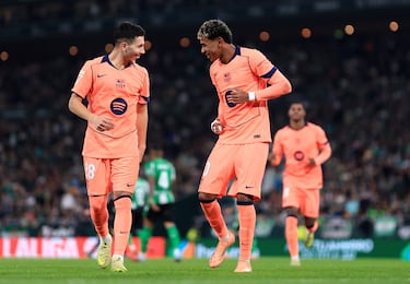 El jugador del Barcelona, Lamine Yamal, celebra el 1-5 al Betis con Roony Bardghji. 