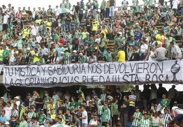 El vallecaucano recibió un homenaje de la afición que llenó la tribuna sur del estadio de Medellín.