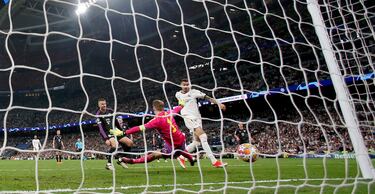 1-1. Disparo de Vinicius y Manuel Neuer, no bloquea el balón y se le escapa. El delantero, que se encuentra dentro del área pequeña, no perdona y anota el primer tanto.