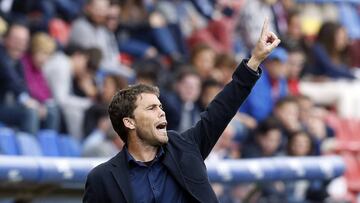 Rubi da instrucciones ante el Atlético.