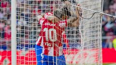 Correa abraza a Su&aacute;rez tras uno de sus goles en el Atl&eacute;tico-Rayo.