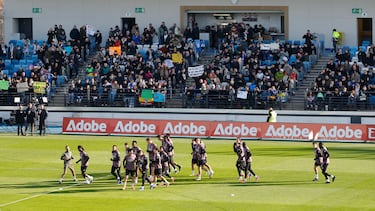 Carrera de la plantilla ante la mirada de miles de aficionados.