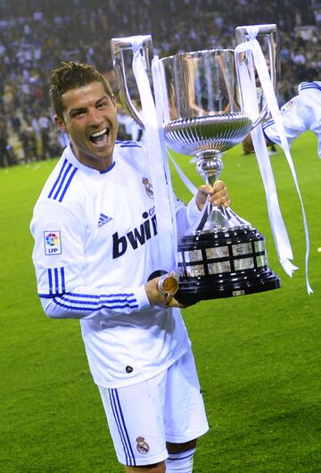 Cristiano posa con su primera Copa del Rey en 2011 ganada al Barcelona.
