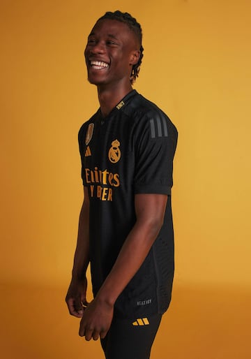Negra con detalles amarillos, as赤 es la tercera equipaci車n del Real Madrid
