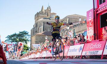 Roglic celebra el triunfo de etapa.