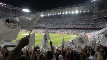 Cada aficionado tendr&aacute; una bandera del Madrid esta noche.