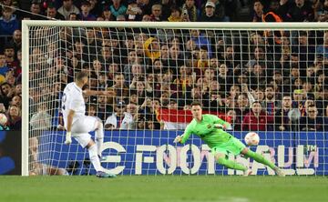 0-3. Karim Benzema engaña a Marc-André Ter Stegen mandando el balón a la izquierda del portero alemán. Segundo gol en la cuenta particular del delantero francés que anota de penalti.