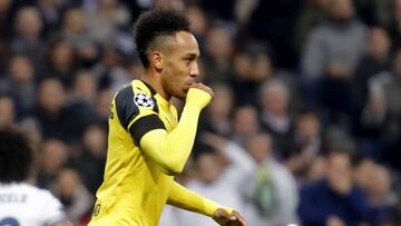 GRA355. MADRID. 07/12/2016.- El delantero francés del Borussia Dortmund Pierre-Emerick Aubameyang celebra el gol que ha marcado ante el Real Madrid, el primero del equipo, durante el partido de la sexta jornada de la fase de grupos de la Liga de Campeones que juegan esta noche en el estadio Santiago Barnabéu, en Madrid. EFE/JuanJo Martín