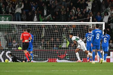 2-1. Álvaro Rodríguez recorta a Raúl Asencio en la frontal del área para soltar un zurdazo y mandar el balón a la red de la portería de Thibaut Courtois.