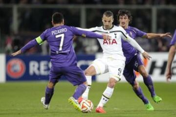 Davis Pizarro y Stefan Savic disputan una pelota.