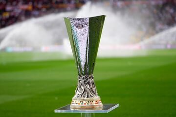 El trofeo de la UEFA Europa League, con 15 de kilos de peso, diseñado y elaborado en los talleres Bertoni de Milán.