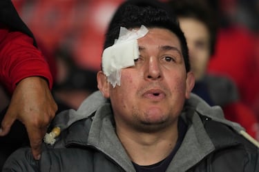 Diez personas resultaron heridas y noventa fueron detenidas tras una batalla campal en las gradas del Estadio Libertadores de América - Ricardo Enrique Bochini. El partido, que iba 1-1, fue suspendido temporalmente en el minuto 48 y luego cancelado por la Conmebol.