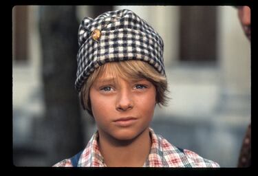 Jodie Foster, comenzó su carrera cuando apenas tenía dos años. Su debut fue en un anuncio de televisión, y a los ocho ya actuaba en películas de Disney. Su gran revelación llegó con 'Taxi Driver' (1976), donde interpretó a una joven prostituta, papel que le valió una nominación al Óscar con solo 14 años.