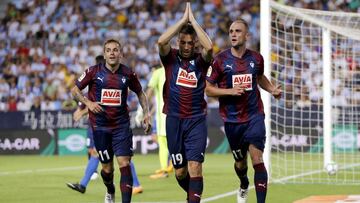 GRA409. MÁLAGA. 21/08/2017.- El delantero brasileño del Eibar Charles Dias (c), celebra su gol, primero del equipo frente al Málaga CF, junto a sus compañeros, el centrocampista Rubén Peña (i) y el delantero Kike García, durante el primer partido de Liga en Primera División que se juega esta noche en el estadio de La Rosaleda, en Málaga. EFE/Jorge Zapata