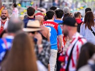Imágenes de las aficiones del Atlético de Madrid y Real Sociedad en las calles de Sevilla a horas de disputarse la Final de la Copa del Rey. A 18 de abril de 2026 en Sevilla (Andalucía, España). El estadio de La Cartuja de Sevilla acoge por séptima vez consecutiva una final de la Copa del Rey de Fútbol, este año el Atlético de Madrid se medirá con la Real Sociedad en un encuentro que tendrá lugar a partir de las 21,00h de hoy. Cabe recordar que los colchoneros han conquistado la copa en 10 ocasiones, frente a las tres de la Real Sociedad.
18 ABRIL 2026
Joaquín Corchero / Europa Press
18/04/2026