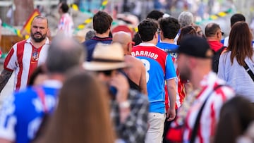Imágenes de las aficiones del Atlético de Madrid y Real Sociedad en las calles de Sevilla a horas de disputarse la Final de la Copa del Rey. A 18 de abril de 2026 en Sevilla (Andalucía, España). El estadio de La Cartuja de Sevilla acoge por séptima vez consecutiva una final de la Copa del Rey de Fútbol, este año el Atlético de Madrid se medirá con la Real Sociedad en un encuentro que tendrá lugar a partir de las 21,00h de hoy. Cabe recordar que los colchoneros han conquistado la copa en 10 ocasiones, frente a las tres de la Real Sociedad.
18 ABRIL 2026
Joaquín Corchero / Europa Press
18/04/2026