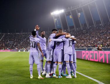 El equipo madridista celebra el gol de Fede Valverde en una esquina del terreno de juego.