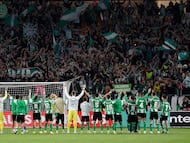 Los jugadores celebran el triunfo ante el Panathinaikos.