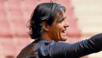 <b>PRUDENTE. </b>Cazalilla analiza la victoria ante el Puertollano.