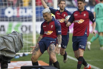 El Chimy Ávila celebra con rabia un gol con Osasuna.