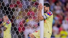 Henry Martín se lamenta después de fallar una oportunidad de gol con el América.