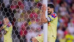 Henry Martín se lamenta después de fallar una oportunidad de gol con el América.