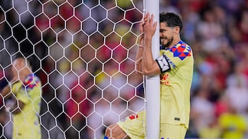 Henry Martín se lamenta después de fallar una oportunidad de gol con el América.