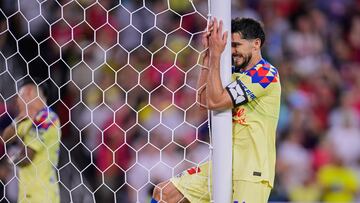Henry Martín se lamenta después de fallar una oportunidad de gol con el América.