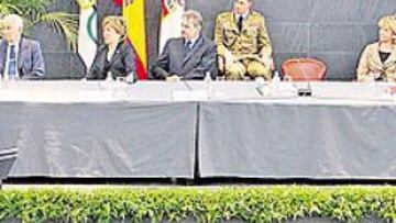 <b>CLAUSURA REAL. </b>Juan Antonio Samaranch, María Jesús Sansegundo, Jacques Rogge, Esperanza Aguirre, Alejandro Blanco y Alberto Ruiz-Gallardón escuchan al Rey.