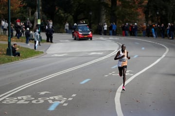 El keniata Geoffrey Kamworor lidera en solitario el final de carrera.
 