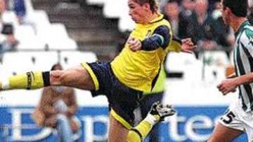 <B>UN GOL AL ALCANCE DE MAESTROS</B>. La maravillosa volea ante el Betis, que significó el empate a uno, es equiparable a la que consiguió Van Basten en la final de la Eurocopa de 1988 en la batió al ruso Dassaev, o la de Cruyff que en la campaña 73-74 superó al rojiblanco Reina en una cabriola increíble.